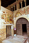 Sesto al Reghena (Pn). Abbazia di Santa Maria in Silvis. Il semplice portale d'ingresso con sopra un affresco che raffigura San Gabriele sovrastato da trifore.